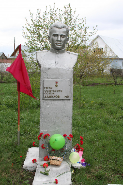 danilov_m_i_byust_u_monumenta_slavy_v_s.vengerovo_0.jpg
