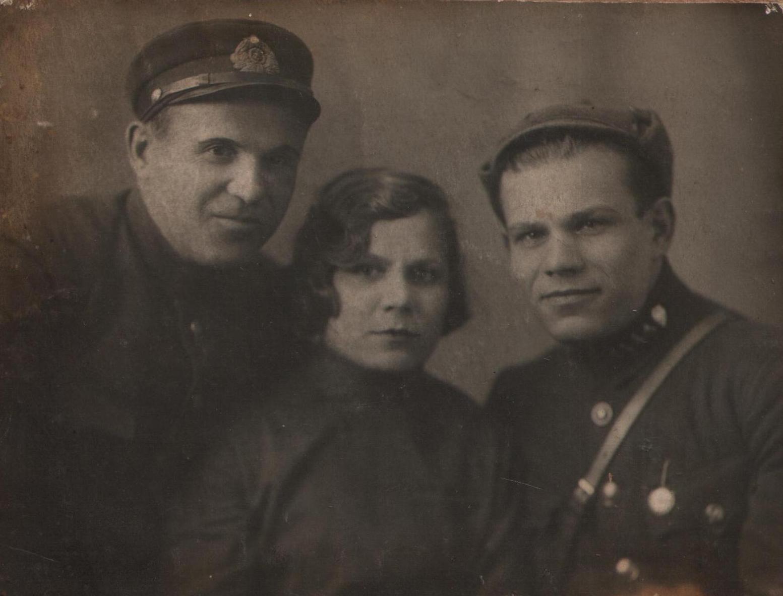 timofeev_pavel_timofeevich_s_sestroy_i_drugom_pered_otpravkoy_na_front_1941_god_sprava_nalevo_foto_iz_arhiva_borodihinoy_tv.jpg